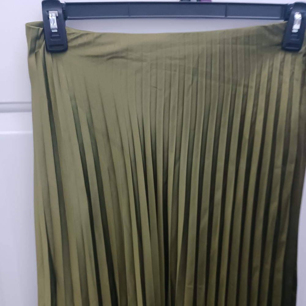 Elegant Olive Green Pleated Skirt - Picture 2 of 6